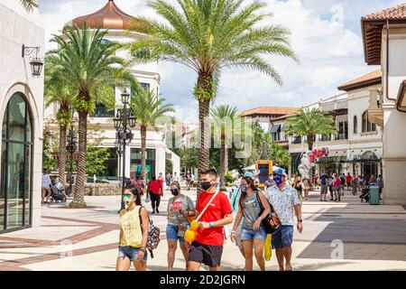 Orlando Florida, Lake Buena Vista, Walt Disney World Resort, Disney Springs, Innenhof im Stadtzentrum, Dattelpalmen, Mann Männer Erwachsene Erwachsene Erwachsene, Frau Frauen weiblich Stockfoto