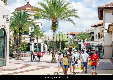 Orlando Florida, Lake Buena Vista, Walt Disney World Resort, Disney Springs, Innenhof im Stadtzentrum, Dattelpalmen, Mann Männer Erwachsene Erwachsene Erwachsene, Frau Frauen weiblich Stockfoto