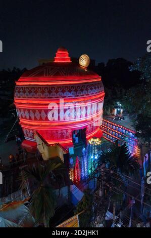 Howrah, Westbengalen, Indien - 5. Oktober 2019 : Blick auf dekoriert Durga Puja Pandal, ein temporärer Tempel, Durga Puja Festival in der Nacht. Von oben aufgenommen Stockfoto