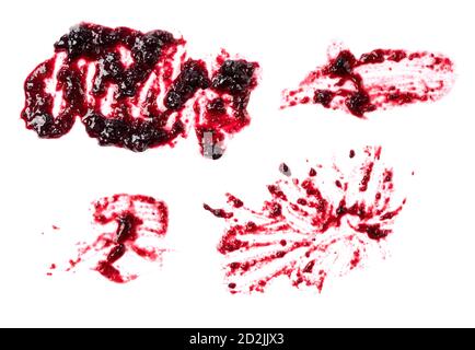Ein Blick aus der Vogelperspektive auf die verschiedenen Formen von Heidelbeermarmelade, die auf einem weißen Hintergrund hängen. Stockfoto