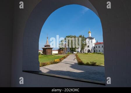 Blick von der Veranda der Kathedrale des Heiligen Sergius von Radonesch in der Dreifaltigkeit-Sergius Varnitsky Kloster, Rostow Weliki, Jaroslawl Region, Russland. Stockfoto