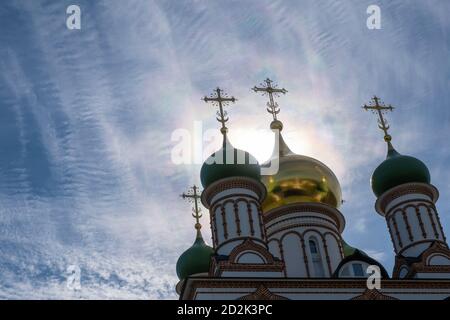 Kuppeln der Kathedrale des Hl. Sergius von Radonesch vor dem Hintergrund der Sonne im Dreifaltigkeit-Sergius-Varnitsky-Kloster, Rostow Weliki, Jarosla Stockfoto