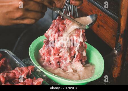 Geben Curry Ziegensatay, Lamm Satay, Lamm oder Fleisch Ziegensatay mit rohem Fleisch zu machen. Sate Klatak traditioneller Satay aus Yogyakarta, Indonesien. Stockfoto