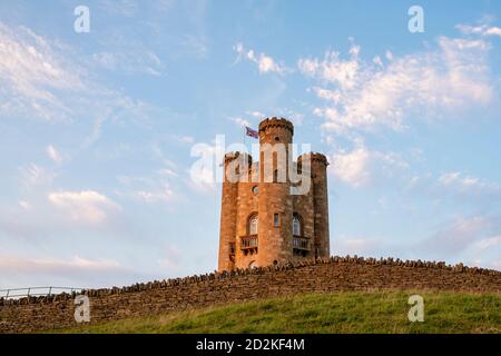 Broadway Tower bei Sonnenaufgang im Frühherbst entlang des cotswold Way. Broadway, Cotswolds, Worcestershire, England Stockfoto