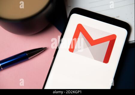 In dieser Abbildung wird ein Google Gmail-Logo auf einem Smartphone angezeigt. Stockfoto