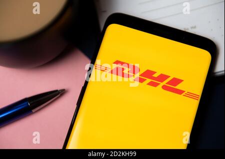 In diesem Foto Illustration eine DHL-Logo wird auf einem Smartphone. Stockfoto