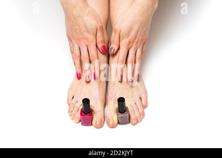 Frauen machen Polieren Nägel, Pediküre. Fußpflege Behandlung und Nagel, die Frau bei der Kosmetikerin für Pediküre. Stockfoto