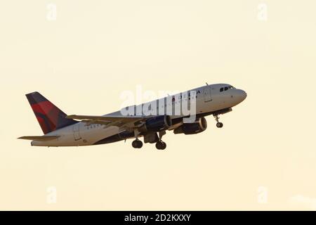 Washington DC, USA 10/03/2020: Nahaufnahme eines Airbus A319 Passagierflugzeugs der Delta Airline am Himmel nach dem Start von Ronald Rea Stockfoto