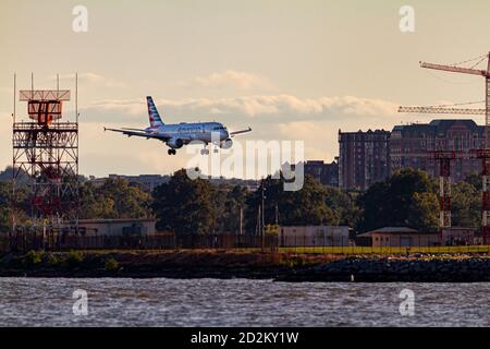 Washington DC, USA 10/03/2020: Ein Airbus A321 von American Airlines landet auf dem Ronald Reagan National Airport. Es geht vorbei Stockfoto