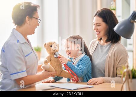 Kind Mädchen und ihre Mutter bei einem Arzttermin Stockfoto