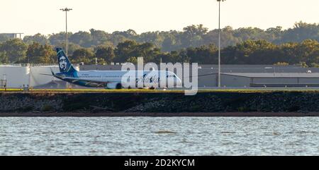 Washington DC, USA 10/03/2020: Ein Airbus A321 von Alaska Airlines beschleunigt vor dem Start von Ronald Reagan Nat auf der Start- und Landebahn Stockfoto