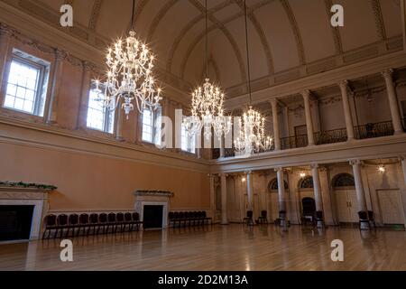 Bath, UK 03/06/2010: Im Inneren der historischen Bath Assembly Zimmer mit schönen Kronleuchtern und Walmdächern. Diese Zimmer wurden vom Architekten entworfen Stockfoto