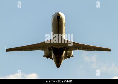 Washington DC, USA 10/02/2020: Isolierte Bug-Eye-Ansicht eines Embraer ERJ 145 Flugzeugs von United Express. Das Bild wurde direkt nach dem Start von D aufgenommen Stockfoto