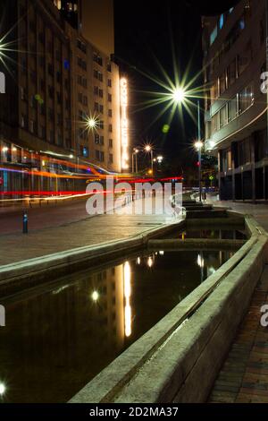 Jimenez Avenue in Bogota Stadt. Fotografie Langzeitbelichtung mit transmilenio Lichtmalerei, Licht Straßenwege Stockfoto