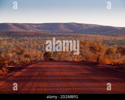 Unsealed Weano Road bei Sonnenuntergang, Karijini National Park, Western Australia, Australien Stockfoto