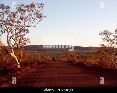 Unsealed Weano Road bei Sonnenuntergang, Karijini National Park, Western Australia, Australien Stockfoto