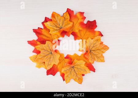 Herbstkomposition. Flach liegend, Draufsicht, Kopierbereich. Kranz aus bunten Herbstblättern auf weißem Hintergrund Stockfoto