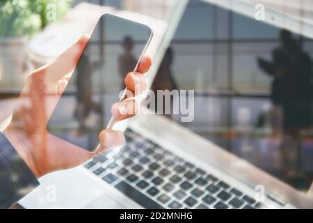 Mann benutzt Telefon. Konzept der jungen Menschen arbeiten mit mobilen Geräten, Online-Shopping. Nahaufnahme. Stockfoto