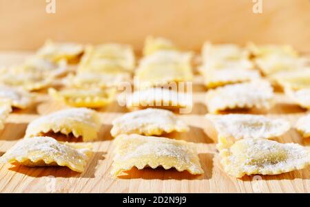 Ungekocht ravioli auf hölzernen Tisch Stockfoto