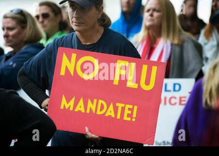 Bis zu 100 Personen versammelten sich am 5. Oktober 2020 vor dem US-Gericht in Boston, MA, um gegen ein Gesetz des Bundesstaates Massachusetts zu protestieren, das alle Kinder, die an einer öffentlichen Schule teilnehmen, verpflichtet, gegen Grippe (Influenza) geimpft zu sein. Stockfoto