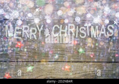 frohe weihnachten Alphabet Buchstaben mit LED Kristallkugeln dekorative Girlande Auf grauem Holzhintergrund Stockfoto