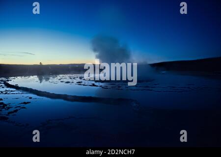 Great Fountain Geyser Erupting, Lower Geyser Basin, Yellowstone National Park, Wyoming, USA Stockfoto