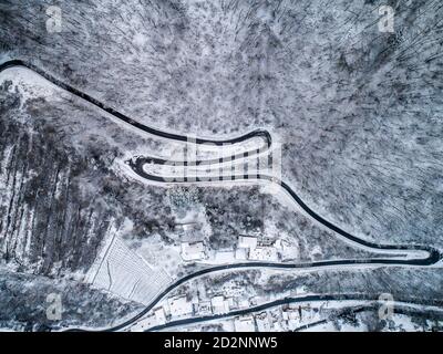 Jahreszeiten Konzept Winter verschneit Luftbild gewundene Straße Serpentin Bergpass Dorf Brodenbach Deutschland. Stockfoto