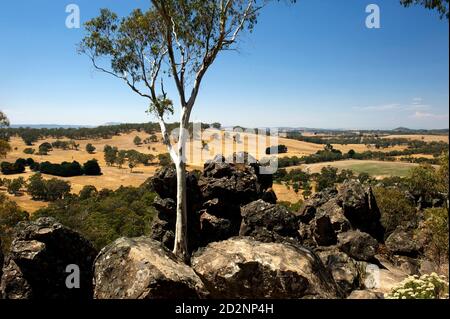 Eine felsige Aussicht von der Spitze des Hanging Rock in Victoria, Australien. Berühmt gemacht durch den Film Picnic at Hanging Rock - ein gruseliger Ort für ein Picknick. Stockfoto