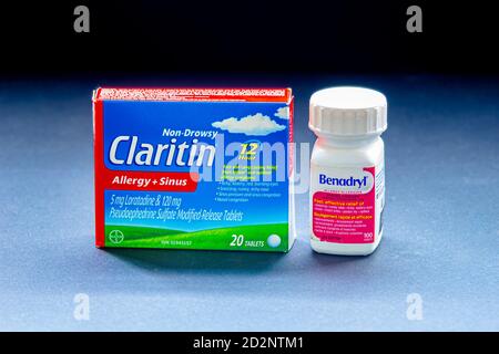 Calgary, Alberta, Kanada. Oktober 2020. Loratadine, verkauft unter dem Markennamen Claritin ein Medikament zur Behandlung von Allergien sowie Benadryl an A Stockfoto