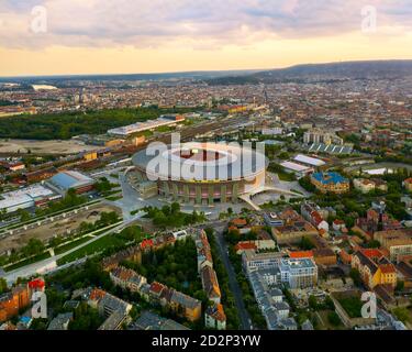 Erstaunliches riesiges Arena Gebäude in Ungarn. Beleuchtetes Ferenc Puskas Stadion auch bekannt als Puskas Arena. Erbaut im Jahr 2020. Stockfoto