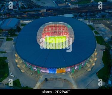 Erstaunliches riesiges Arena Gebäude in Ungarn. Beleuchtetes Ferenc Puskas Stadion auch bekannt als Puskas Arena. Erbaut im Jahr 2020. Stockfoto