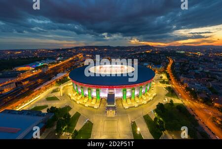 Erstaunliches riesiges Arena Gebäude in Ungarn. Beleuchtetes Ferenc Puskas Stadion auch bekannt als Puskas Arena. Erbaut im Jahr 2020. Stockfoto