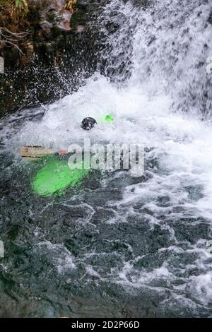 Kanute in White Water, Snowdonia, Nordwales Stockfoto