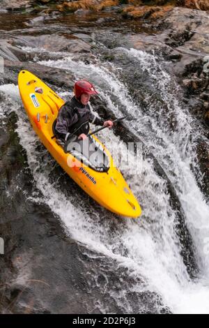Kanute in White Water, Snowdonia, Nordwales Stockfoto