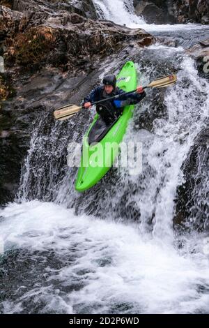 Kanute in White Water, Snowdonia, Nordwales Stockfoto