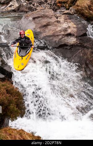 Kanute in White Water, Snowdonia, Nordwales Stockfoto