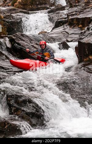 Kanute in White Water, Snowdonia, Nordwales Stockfoto