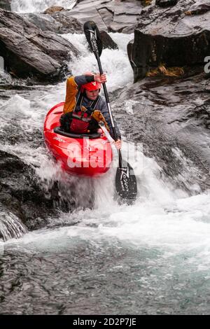 Kanute in White Water, Snowdonia, Nordwales Stockfoto