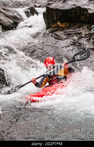 Kanute in White Water, Snowdonia, Nordwales Stockfoto