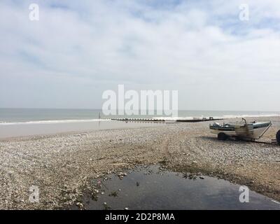 Cromer Sandstrand an einem sonnigen Tag mit ruhigem Meer an einem Nordseestrand in England, Norfolk, Großbritannien, Seestrand Stockfoto