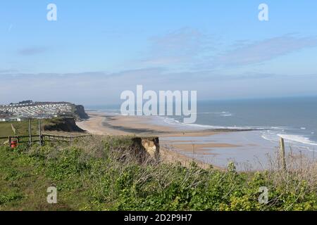 Cromer Sandstrand an einem sonnigen Tag mit ruhigem Meer an einem Nordseestrand in England, Norfolk, Großbritannien, Seestrand Stockfoto