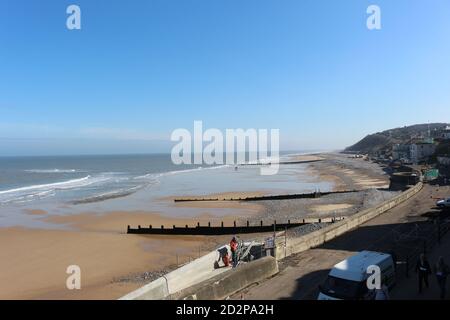 Cromer Sandstrand an einem sonnigen Tag mit ruhigem Meer an einem Nordseestrand in England, Norfolk, Großbritannien, Seestrand Stockfoto