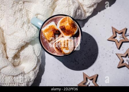 Heiße Schokolade mit geröstetem Marshmallow Stockfoto