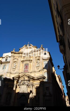 St. Maria Magdalena Kirche in Rom Foto von unten aufgenommen Oben und blauer Himmel oben Stockfoto