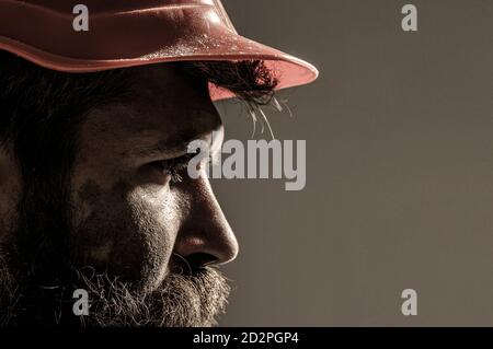Bärtiger Arbeiter mit Bart im Bau Helm oder Hut. Portrait Architekt Baumeister, Bauingenieur arbeiten. Baumeister, Industrie Stockfoto