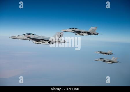 Zwei U.S. Navy E/A-18G Growlers und zwei Marine F/A-18C Hornets fliegen in Formation über U.S. Central Command Verantwortungsbereich zur Unterstützung der Operation inhärent Resolve 25. September 2020. Die F/A-18 Hornet ist für die Durchführung von Kampfesbegleitung, Flottenluftverteidigung, Unterdrückung der feindlichen Luftverteidigung, Luftverbotung, Nahluftunterstützung und Luftaufklärung konzipiert. (USA Luftwaffe Foto von Staff Sgt. Justin Parsons) Stockfoto