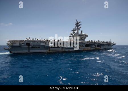 201006-N-FA490-1275 PHILIPPINISCHES MEER (OKT. 6, 2020) der Flugzeugträger USS Ronald Reagan (CVN 76) der Nimitz-Klasse durchreist die philippinische See in Vorbereitung auf einen Replenishment-at-Sea (RAS) mit dem Arleigh Burke-Klasse Lenkflugkörper-Zerstörer USS Halsey (DDG 97). US-Navy Kreuzer und Zerstörer erfüllen kritische Rollen zu vorwärts entsendeten Seestreitkräfte, Carrier Strike Group, und regionale Partner und Verbündete bei der Unterstützung der Sicherheit und des Rechts aller Nationen, Handel zu treiben, zu kommunizieren und ihr Schicksal in einem freien und offenen Indo-Pazifik zu wählen. (USA Navy Foto von Mass Communication Specialis Stockfoto