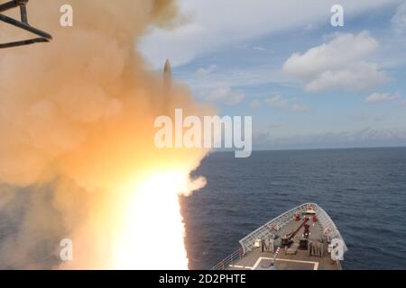 201002-N-N2432-1001 ATLANTISCHER OZEAN (2. Oktober 2020) - der Ticonderoga-Klasse Lenkrakete Cruiser USS Monterey (CG 61) startet eine Standard Missile (SM) 2 aus dem Vordeck während eines Live Fire mit einem Zweck Übung. (USA Navy Foto von LT. j.g. Madison Gilman/Veröffentlicht) Stockfoto