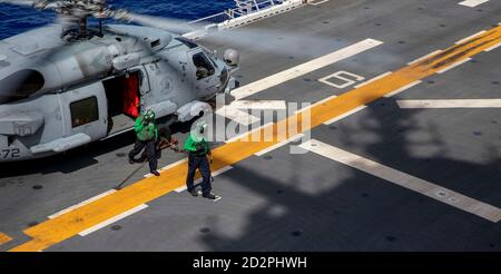 200912-N-DQ787-1068 ATLANTISCHER OZEAN (28. Mai 2020) – Flugdeckpersonal führt Routinekontrollen an einem MH-60R Seahawk Hubschrauber auf dem Flugdeck des amphibischen Sturmschiffs USS Wasp (LHD 1) durch. Wasp ist derzeit Durchführung Anti-U-Boot-Kriegsführung (ASW) Ausbildung zur Unterstützung der Übung Black Widow. (USA Navy Foto von Mass Communication Specialist Seaman David Glotzbach) Stockfoto