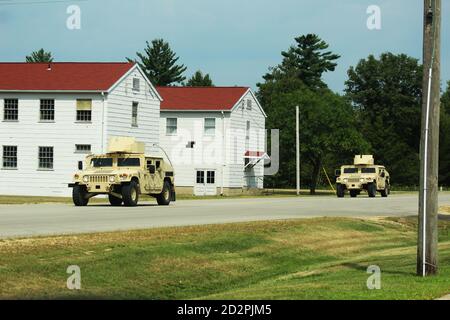 Soldaten in Fort McCoy, Wis., für die Ausbildung operieren Humvees in einem Konvoi 27. August 2020, bei der Installation. Tausende von Servicemitgliedern absolvierten die Schulung in Fort McCoy, nachdem die Schulung mit Sicherheitsprotokollen für die COVID-19-Pandemie fortgesetzt wurde. (USA Army Photo von Scott T. Sturkol, Public Affairs Office, Fort McCoy, Wis.) Stockfoto